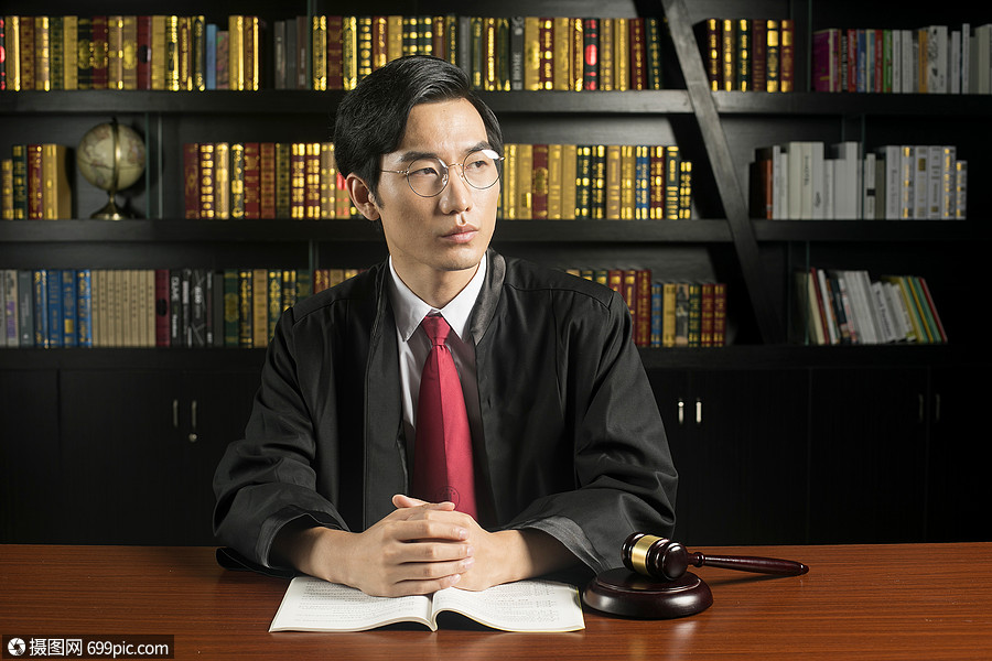 男律师法官成功人士严肃