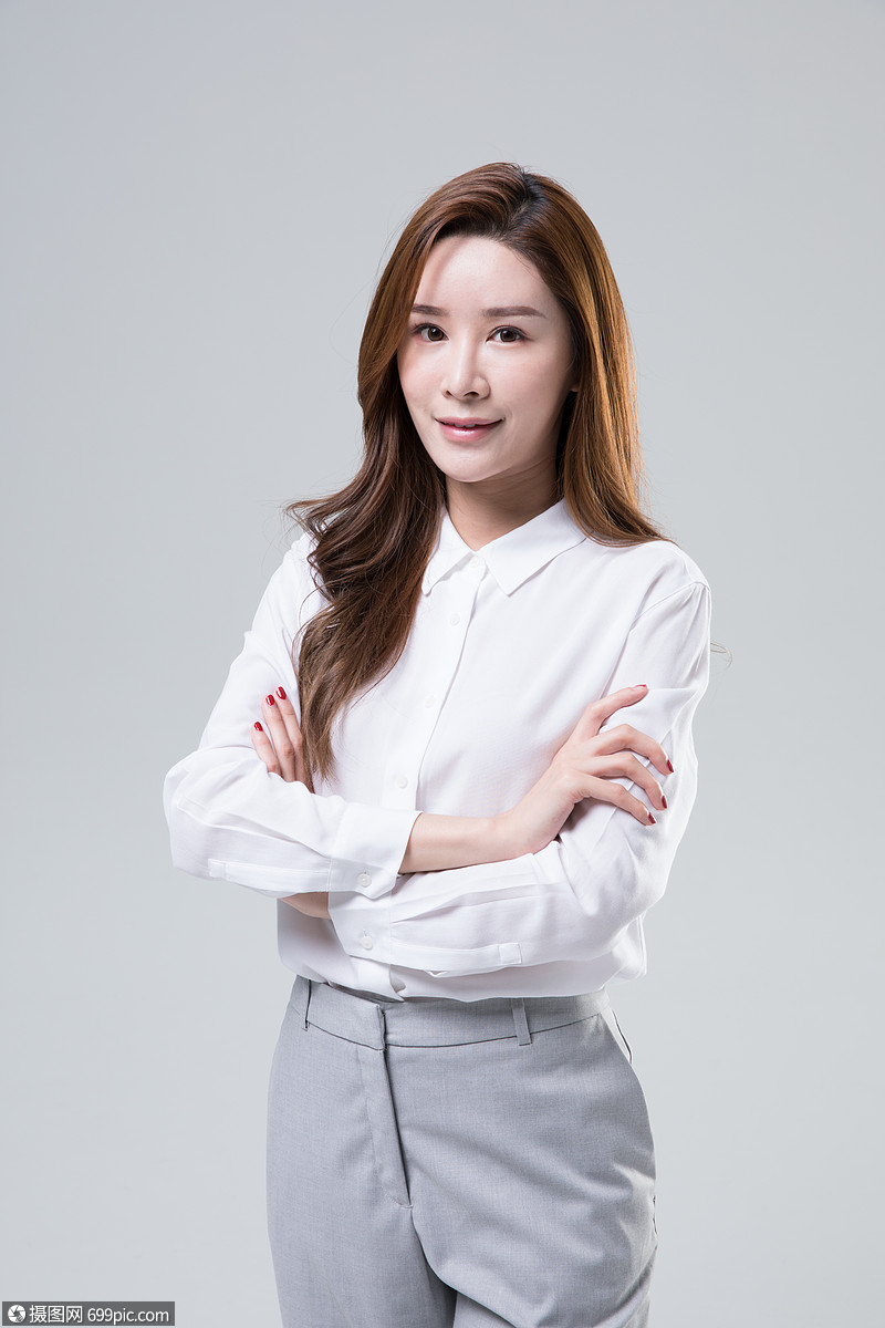 站着的白领美女工作装青年