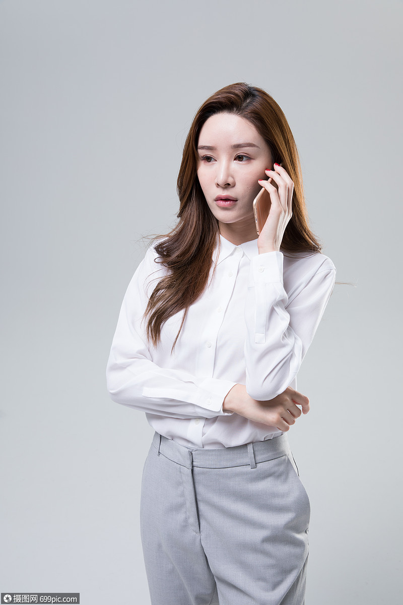 打电话的白领美女