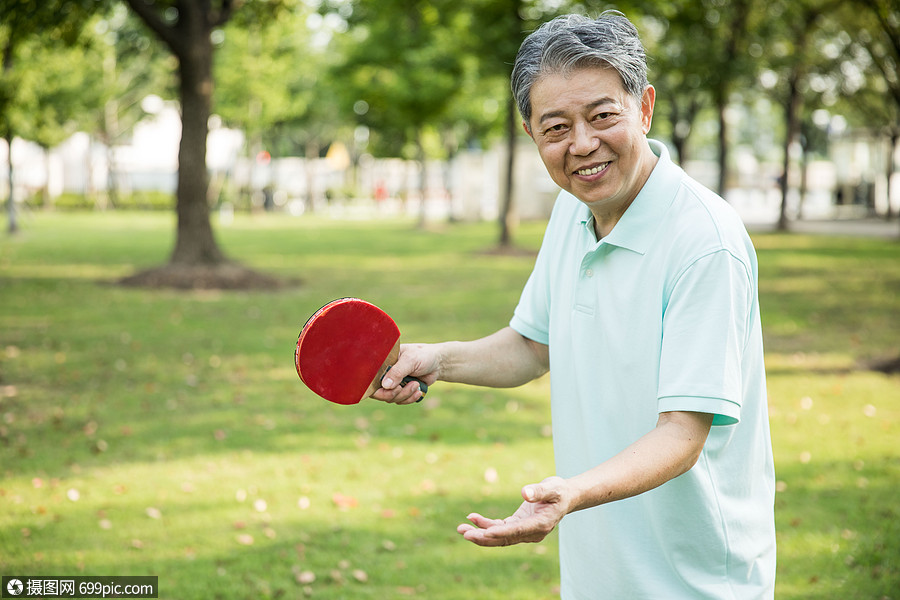 老年人锻炼乒乓球