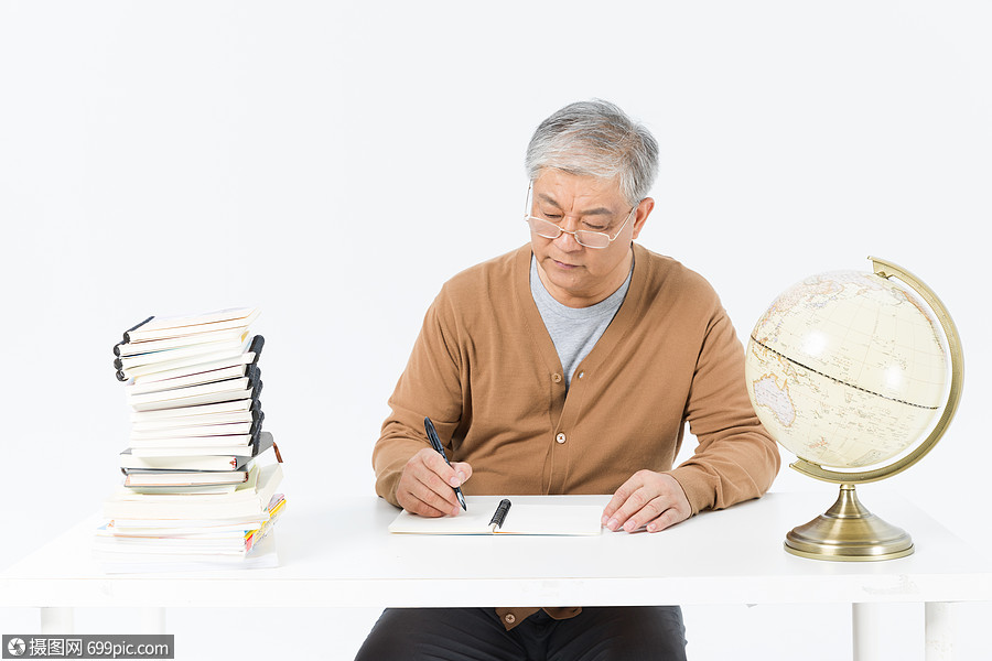 老年男性地球仪学习形象老年人书桌