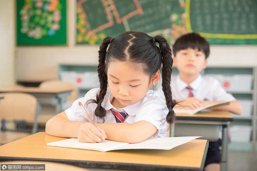 小学生课堂形象