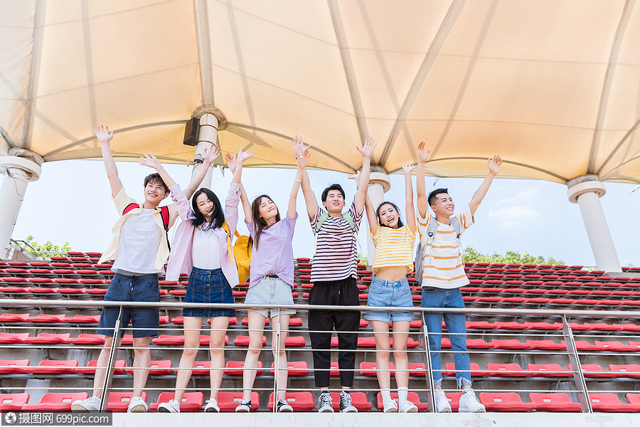 青春大学生高举双手校园友谊