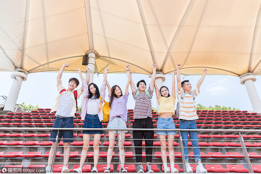 青春大学生高举双手