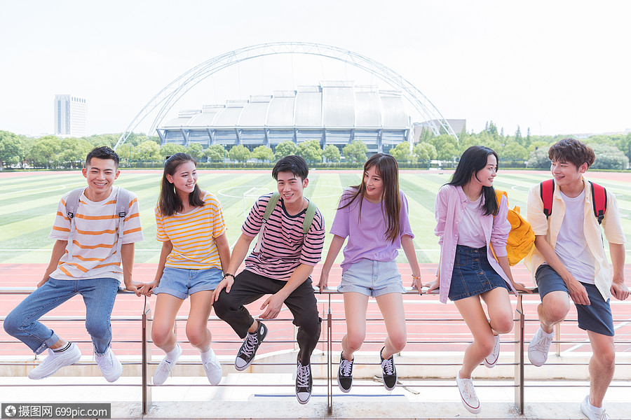 青春大学生聊天开心人物