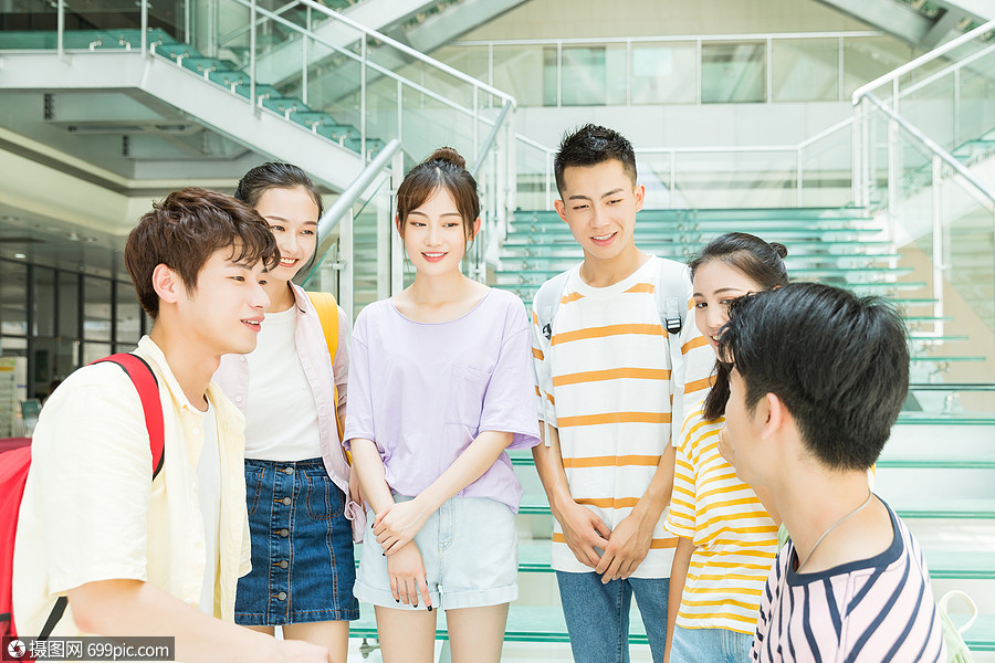 青春大学生讨论同学图书馆