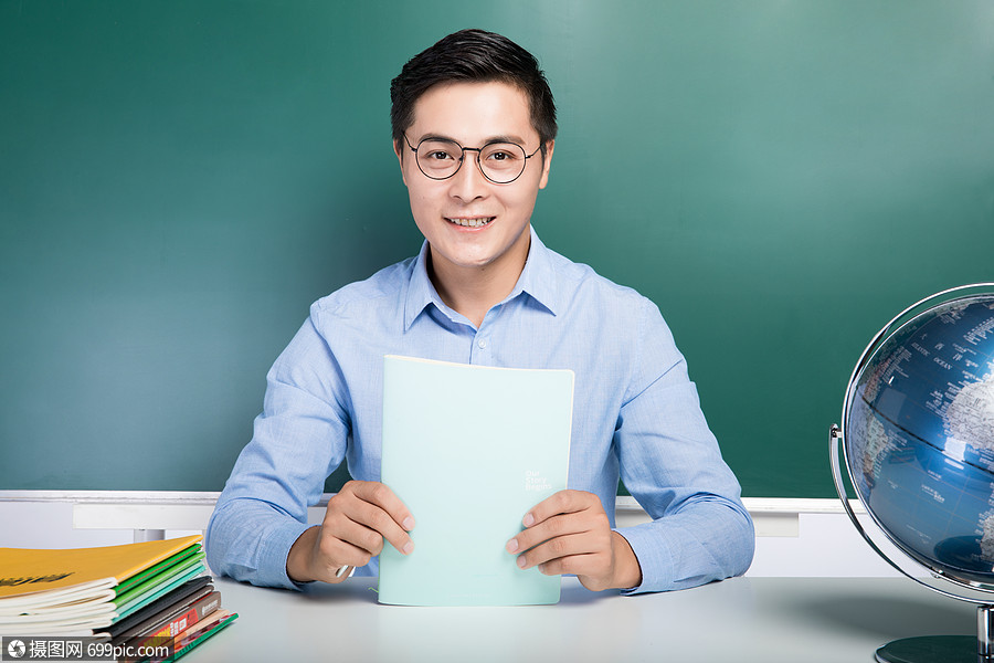 男性教师上课形象