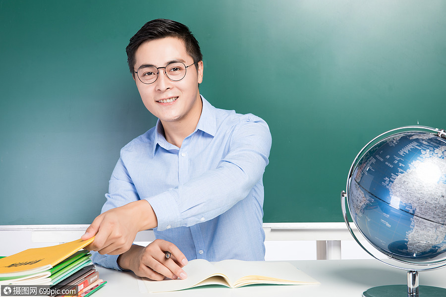 男性教师上课形象