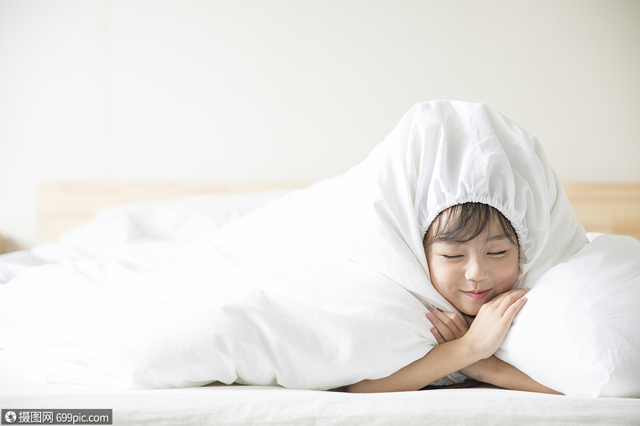 躲在被子里的女孩