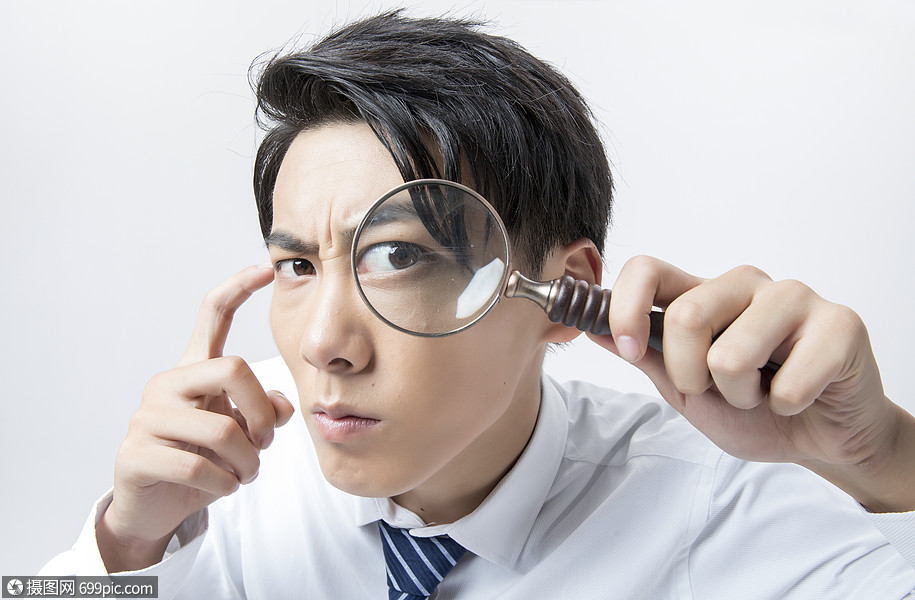 商务男性放大镜观察职场人物