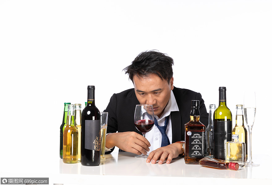 商务男醉酒西装人物