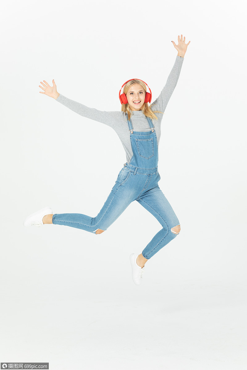 外国美女戴耳机跳跃