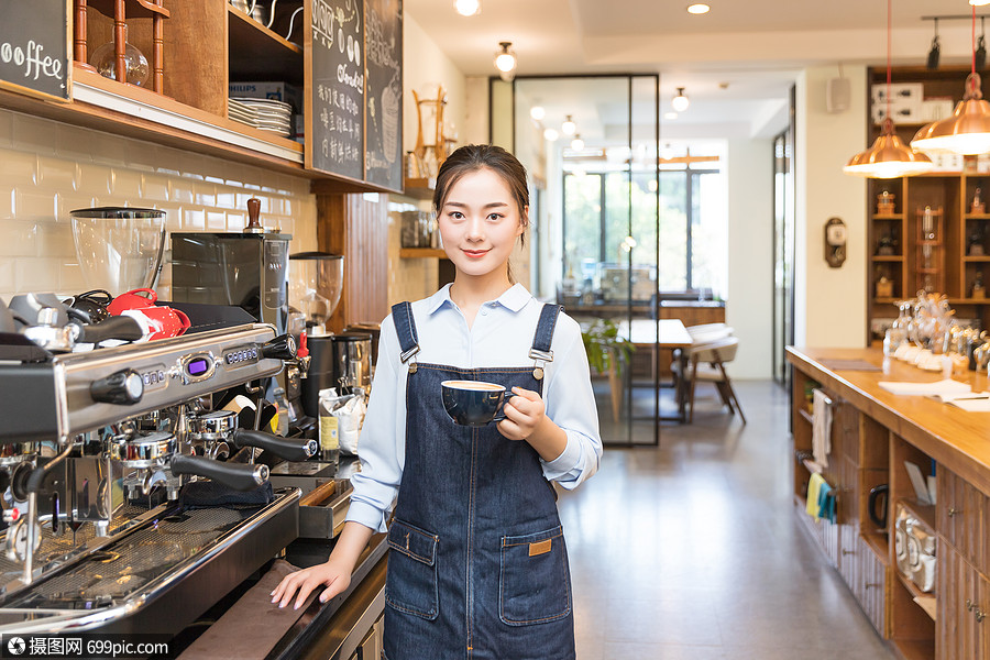 女性咖啡师手拿咖啡