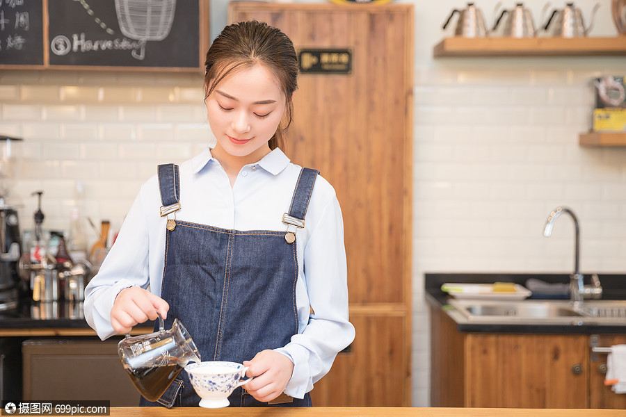女性咖啡师手冲咖啡年轻人手势
