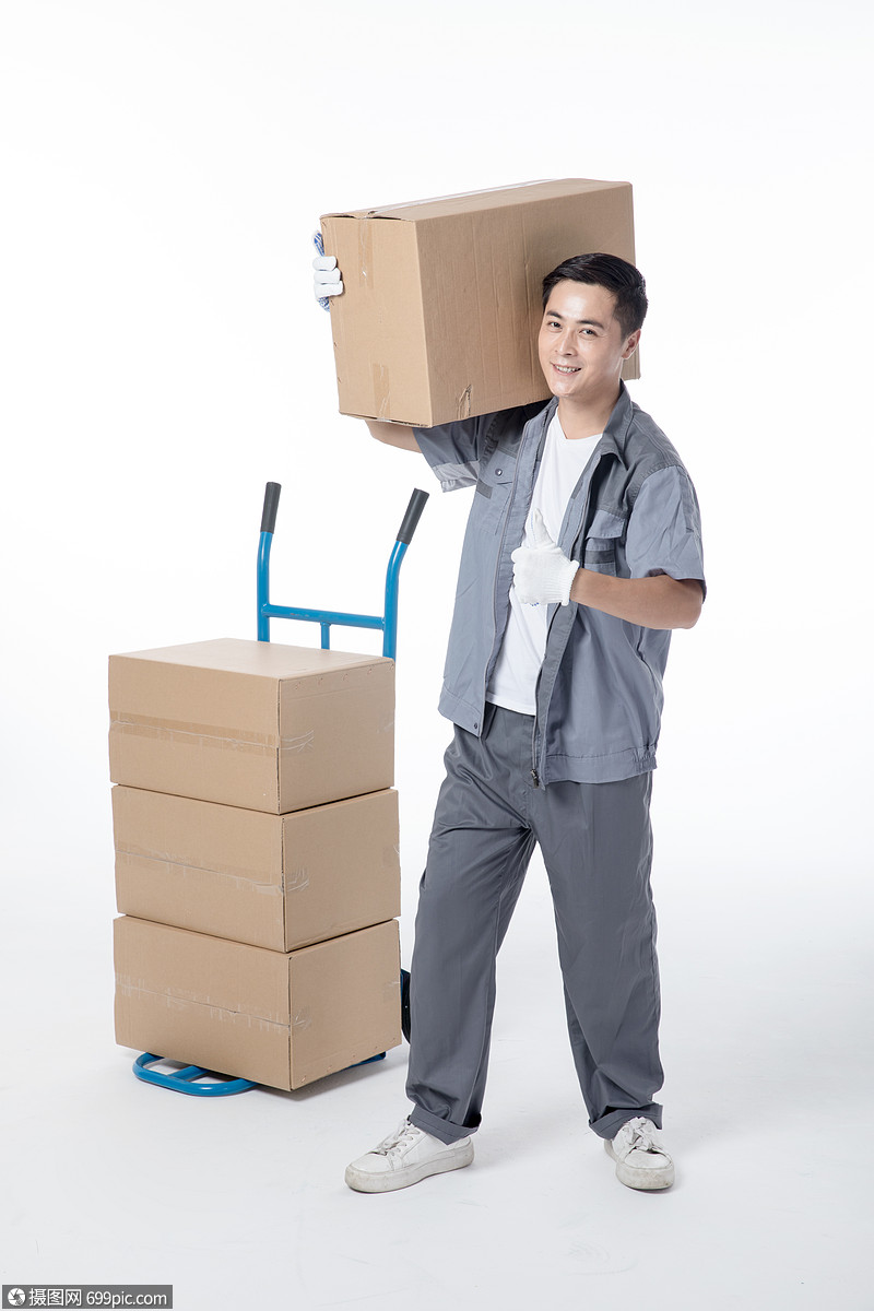 仓储物流工人搬运货物