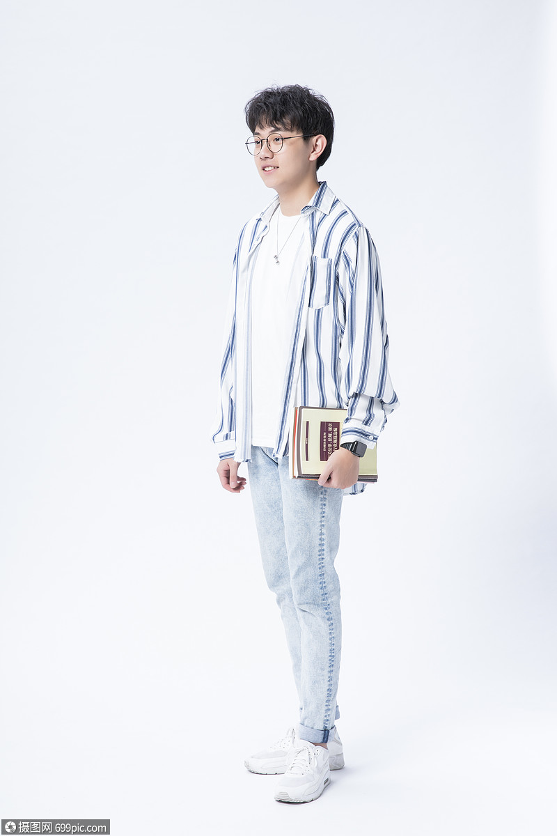 青年男性看书