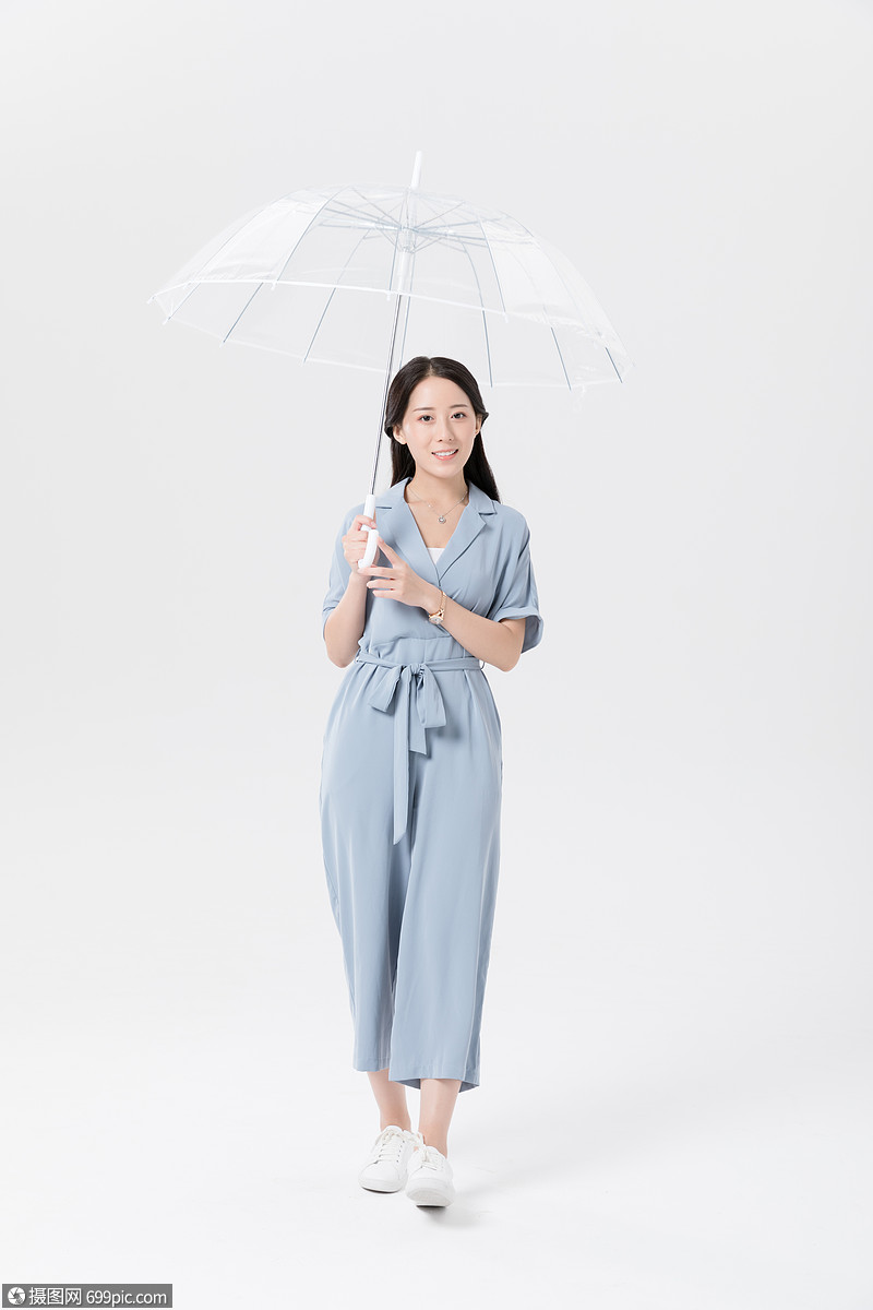 年轻美女撑伞打伞形象
