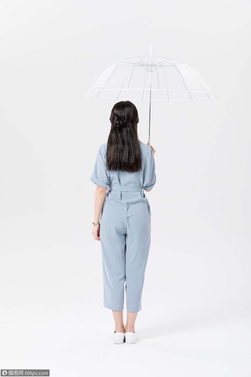 年轻美女撑伞背影微笑模特