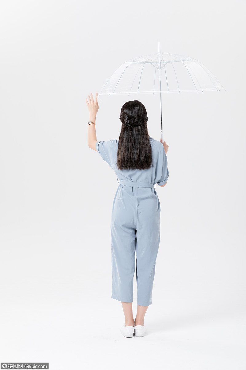 年轻美女撑伞背影