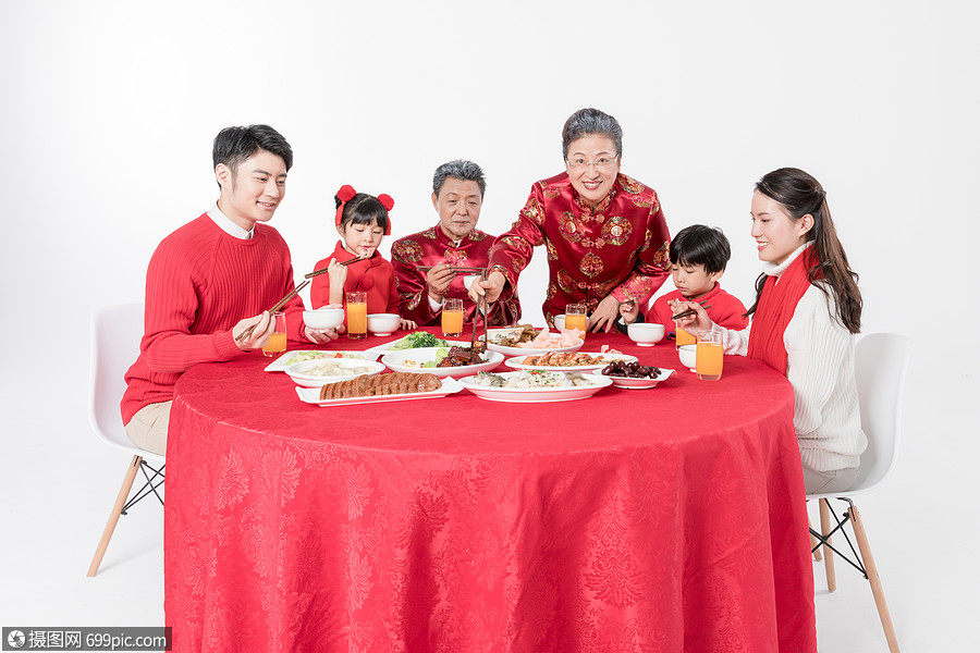一家人过新年吃年夜饭