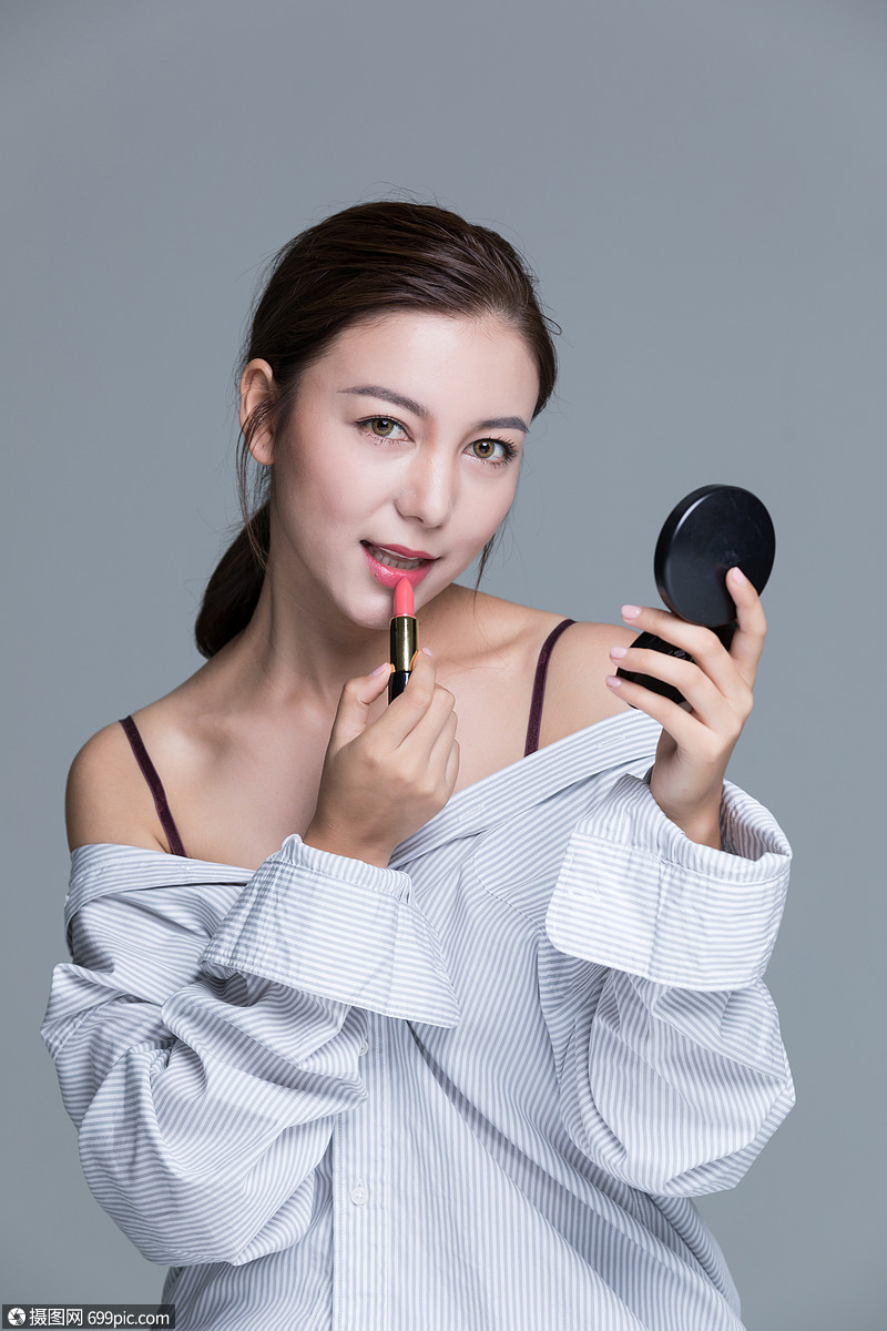 混血美女拿口红化妆唇部人物
