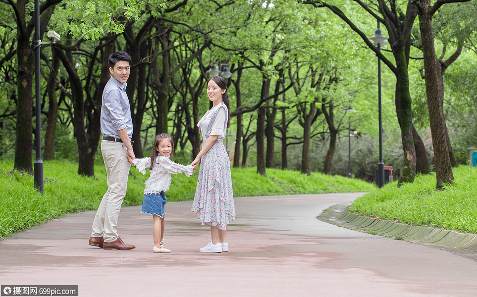 一家三口公园玩耍