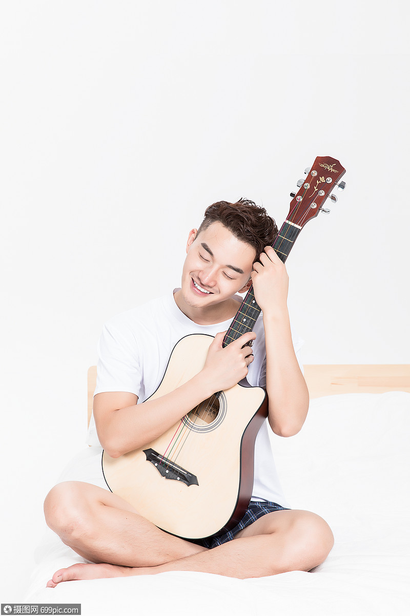 会弹吉他的男生帅哥休闲