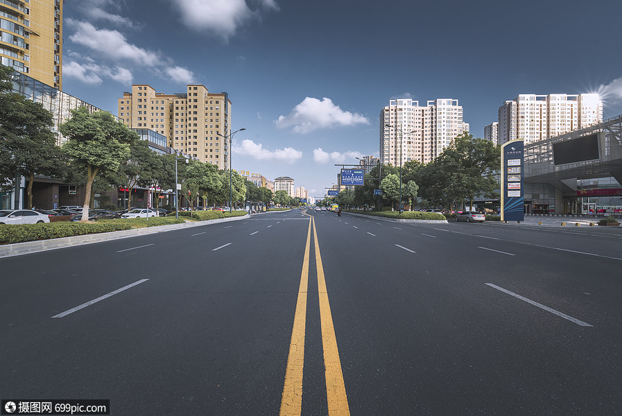 宽窄不同的马路图片图片