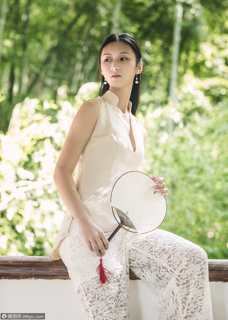 古风美女手执蒲扇