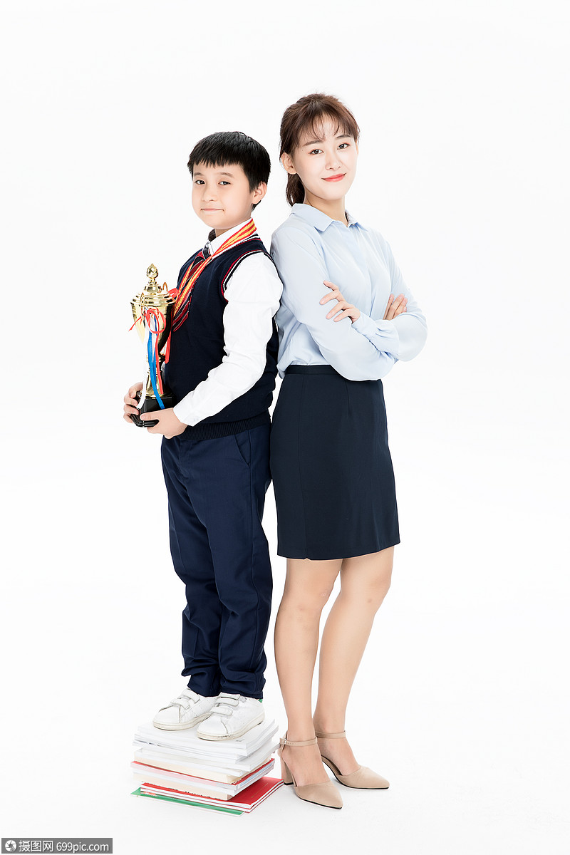 拿奖杯的小学生和老师合影