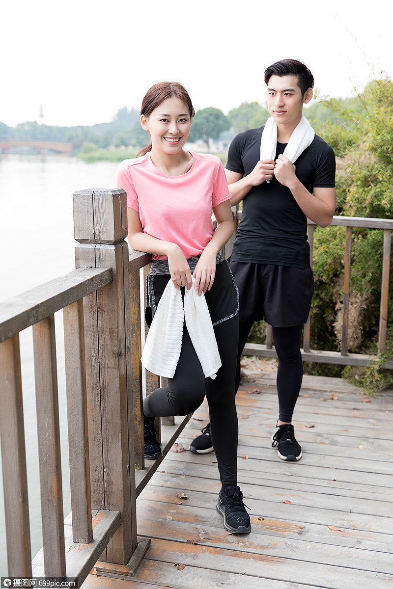 晨练的男女青年