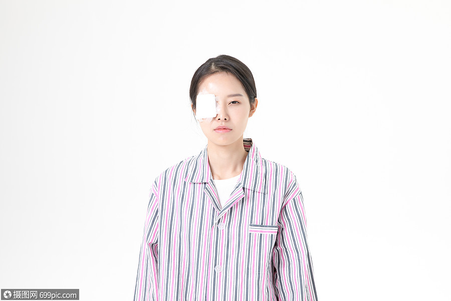 女性眼睛受伤包扎生病