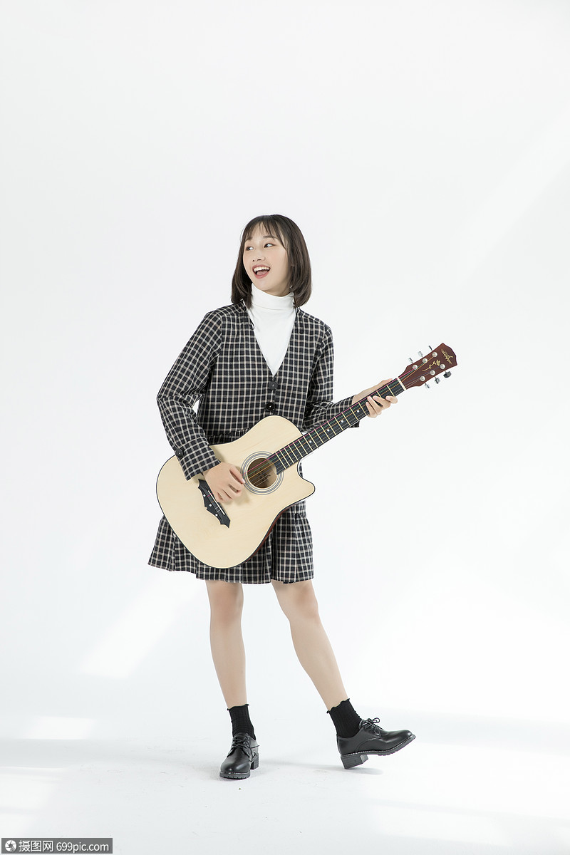 文艺女性弹吉他