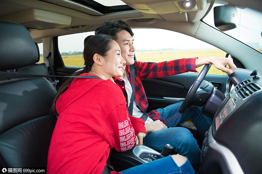 情侣驾车郊游