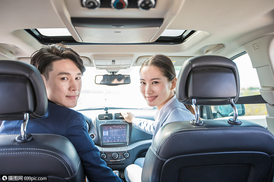商务人士驾车出行