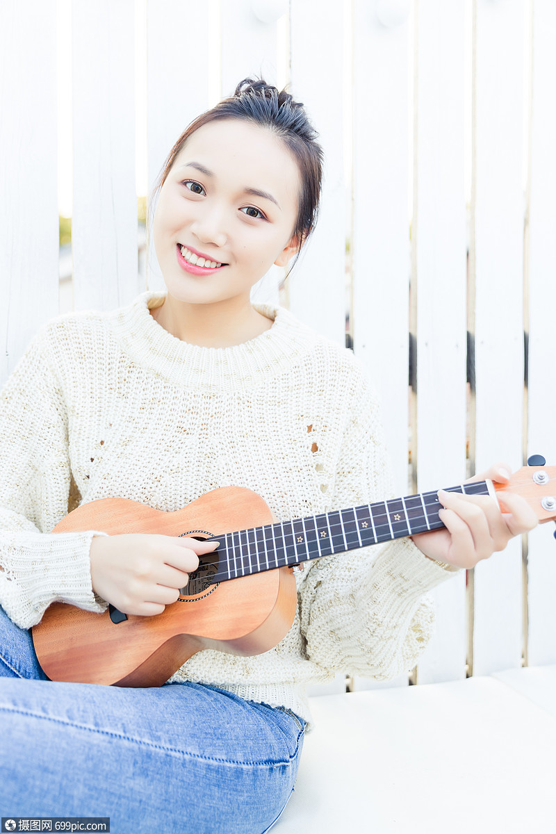 年轻女孩弹乌克丽丽