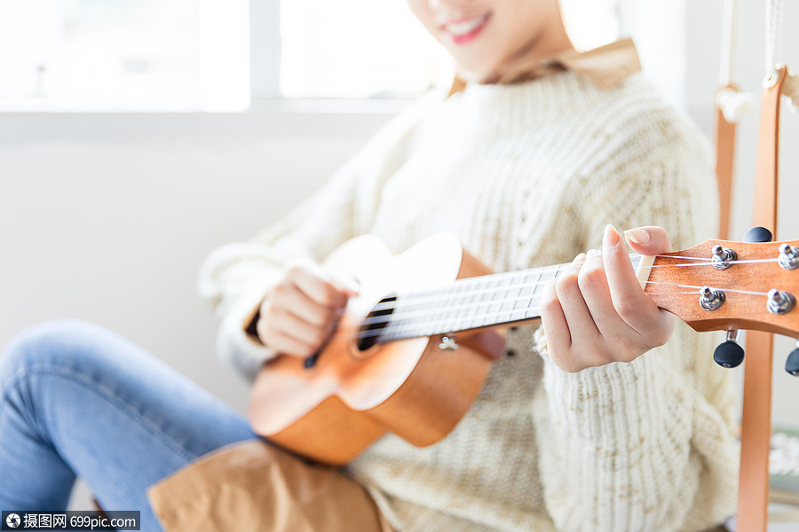 年輕女孩彈烏克麗麗特寫女性生活年輕人