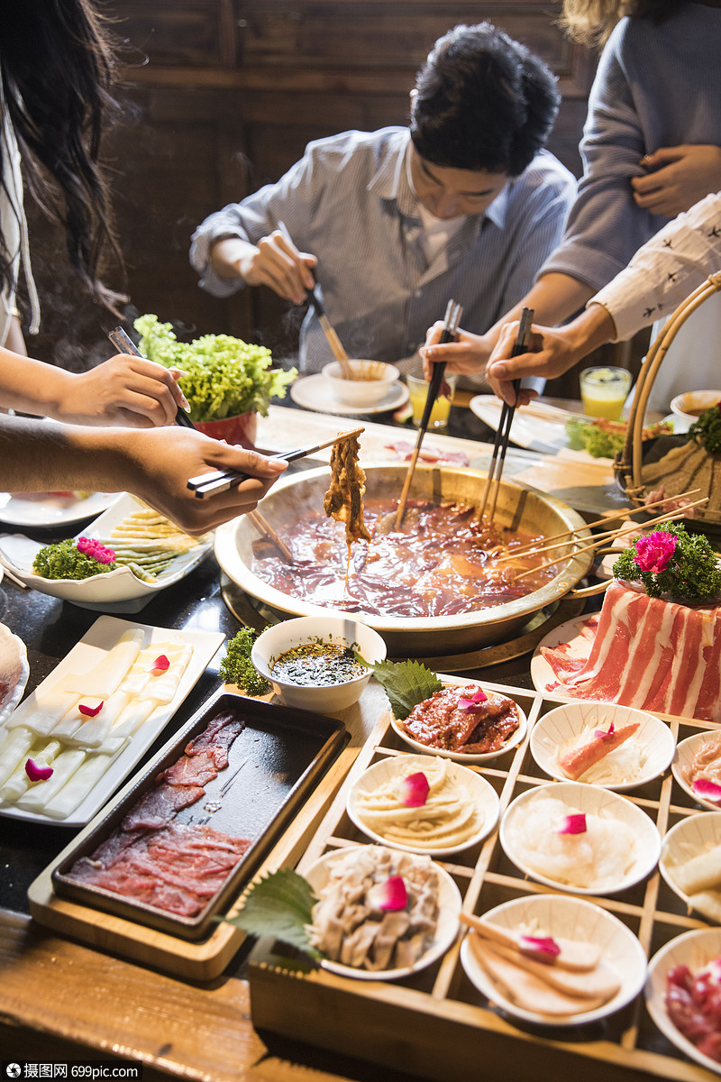 青年聚会吃火锅聚餐美食