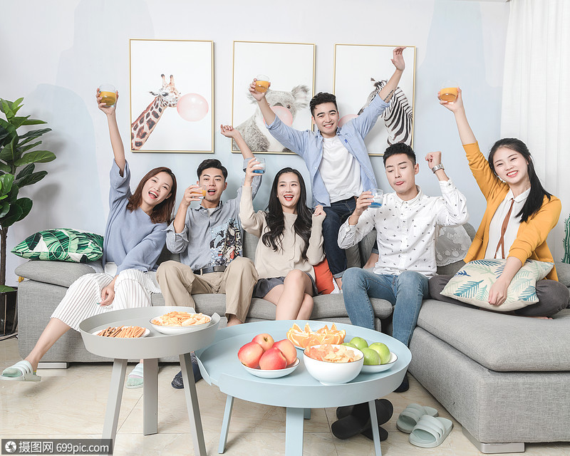 青年聚会干杯欢乐