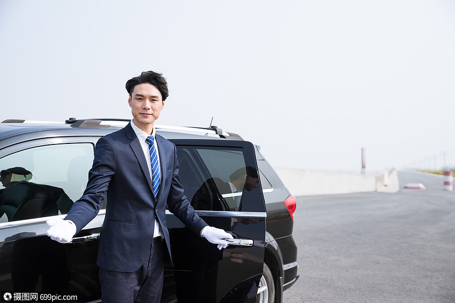 照片 人物情感 专车司机开车门邀请.jpg