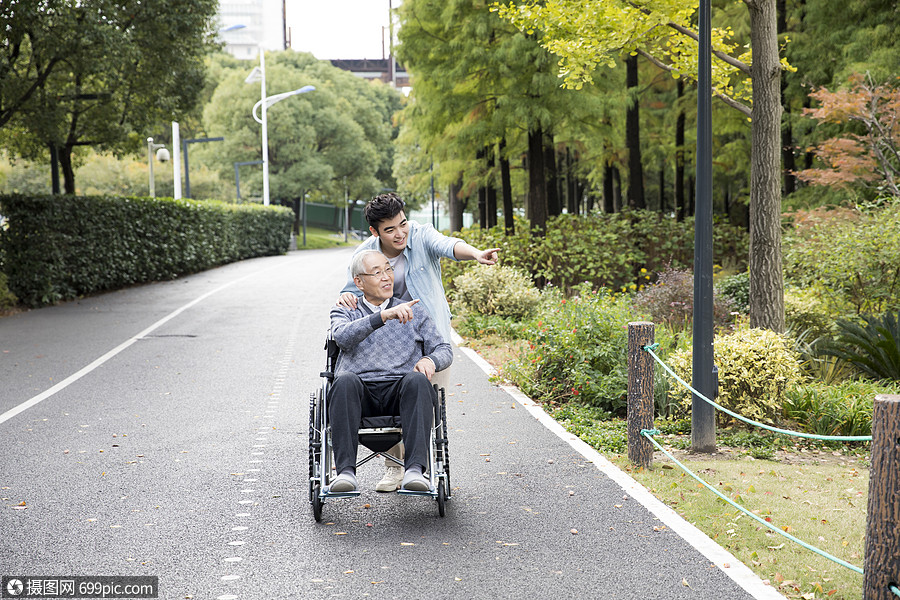 敬老公园陪伴老人散步