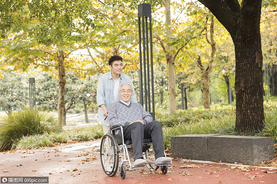敬老公园陪伴老人散步关爱老人轮椅