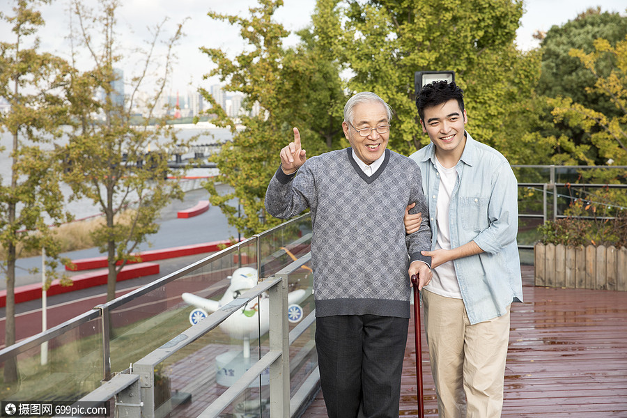敬老陪伴散步关爱老人生活