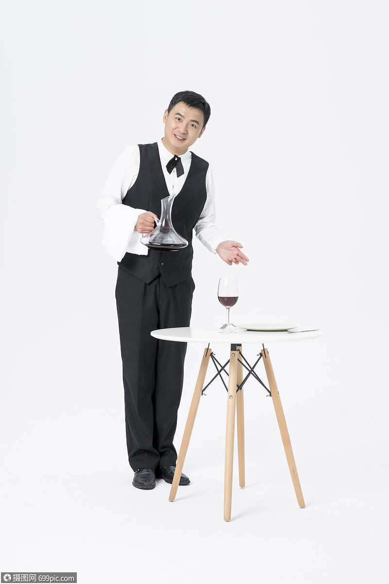 男服务员倒红酒