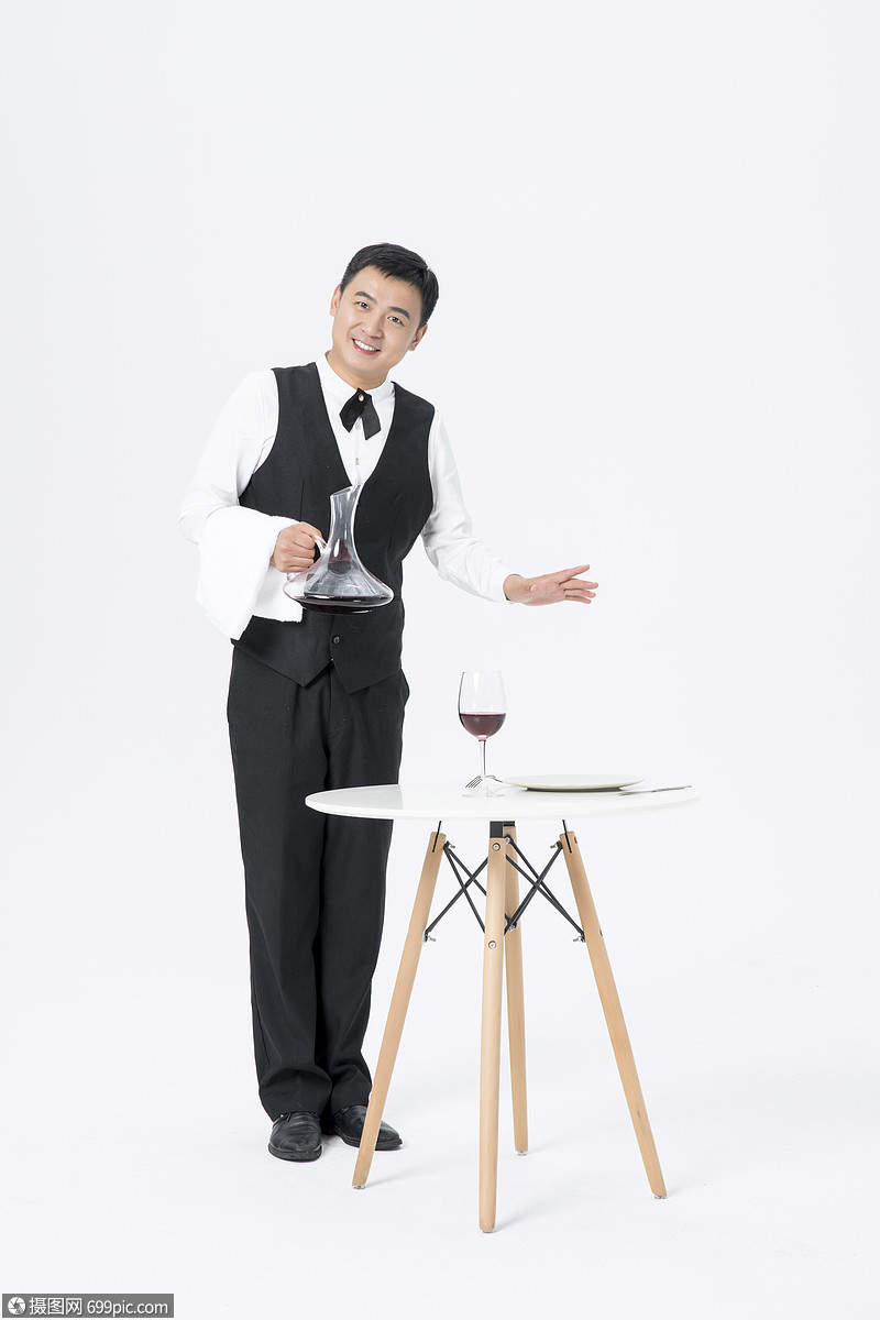 男服务员倒红酒