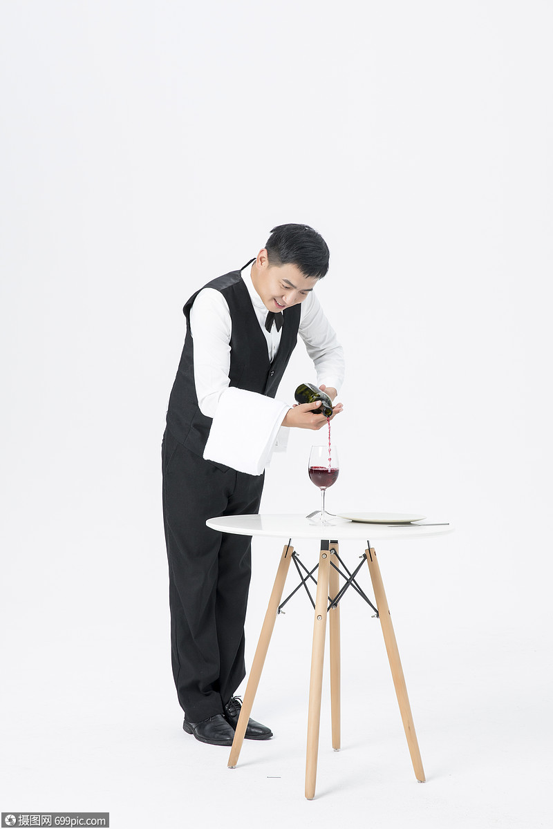 男服务员倒红酒