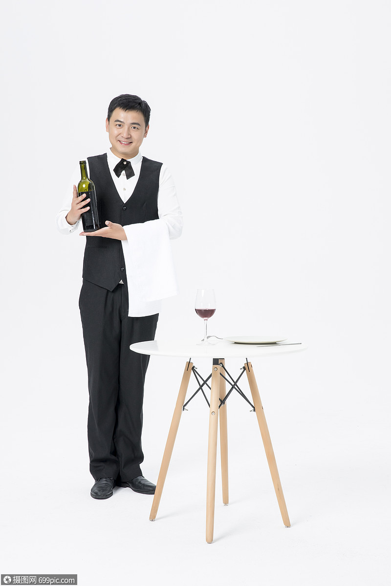 男服务员倒红酒