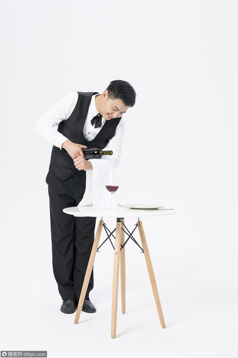 男服务员倒红酒