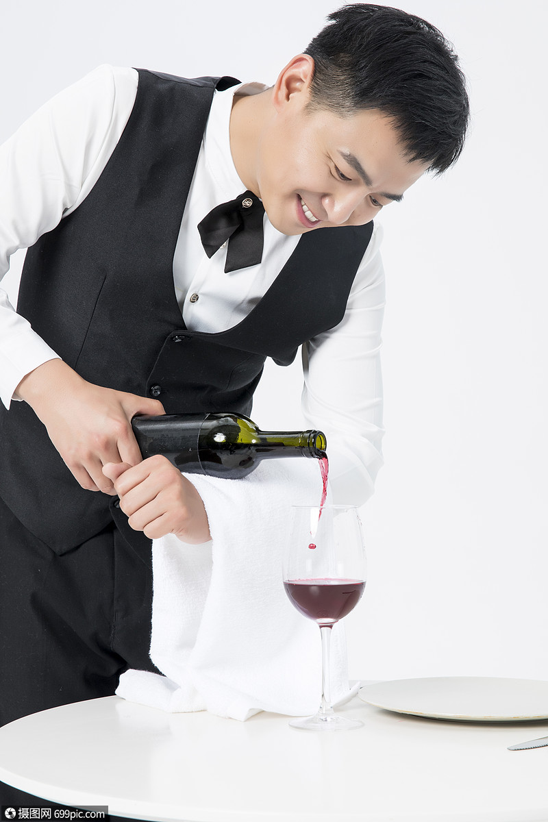 男服务员倒红酒