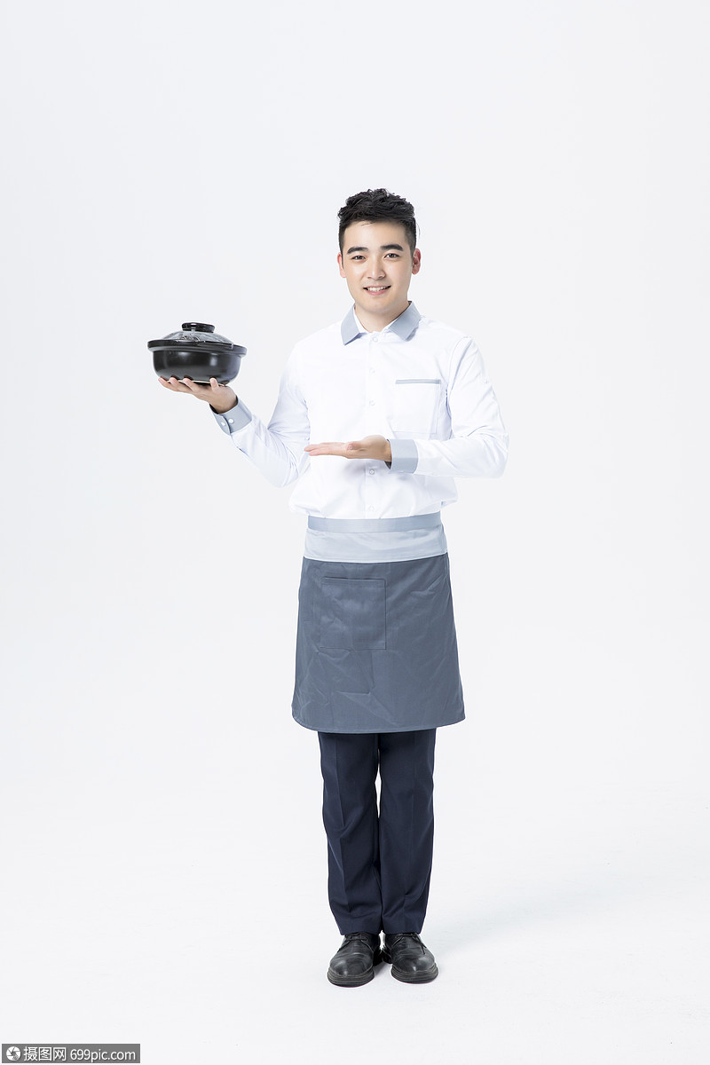 男服务员拿砂锅